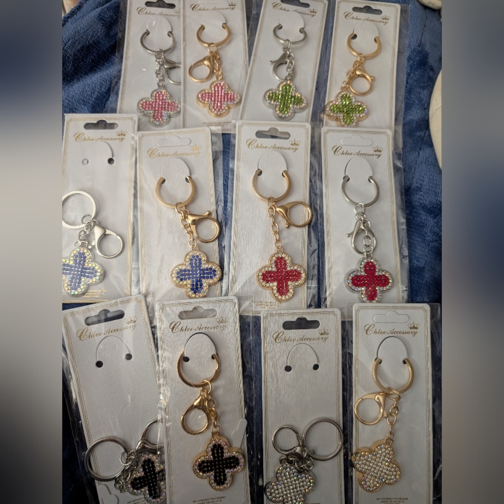 🦋 1 Elegant Clover Keychain Pick 1